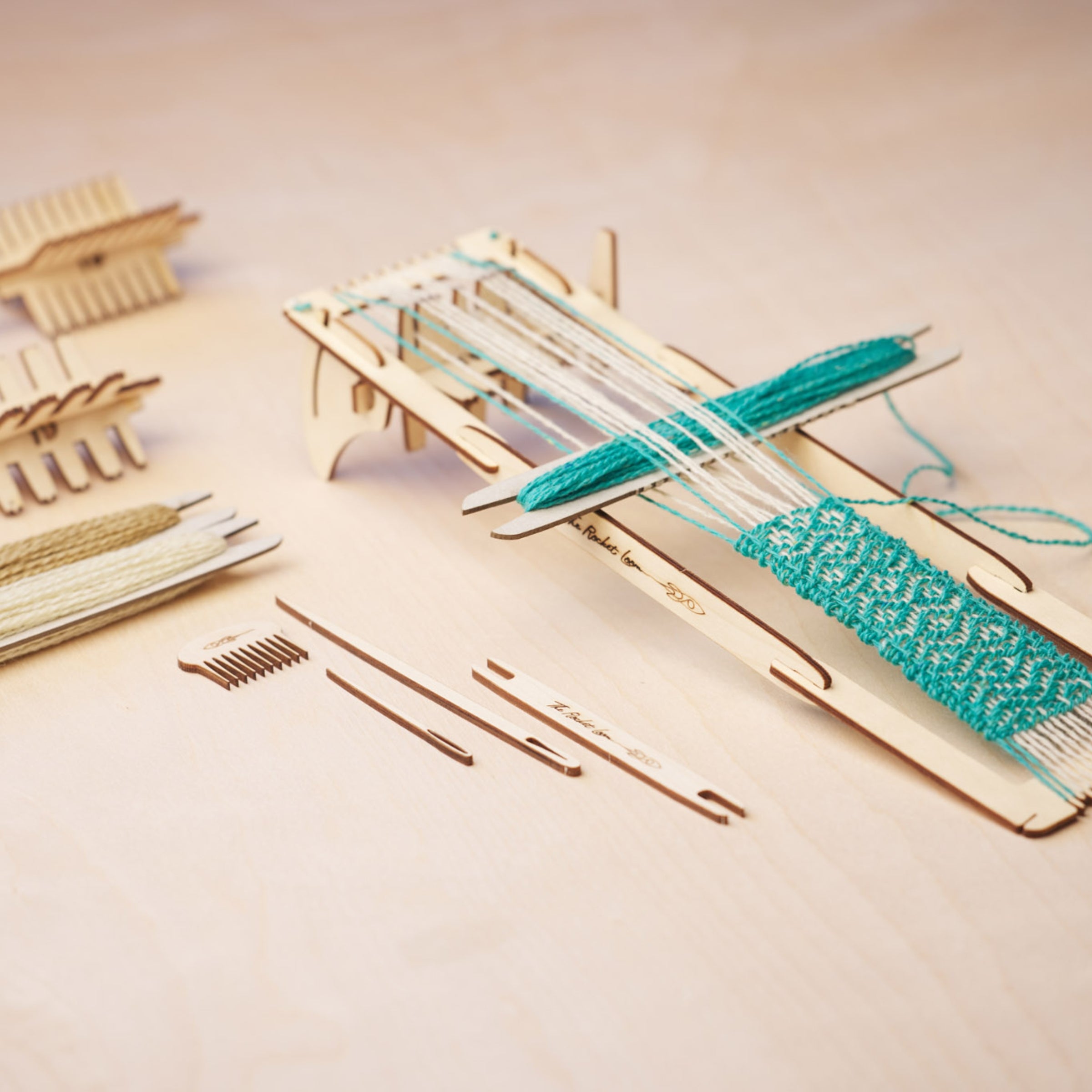 Bracelet loom companion book - 12 weaving projects